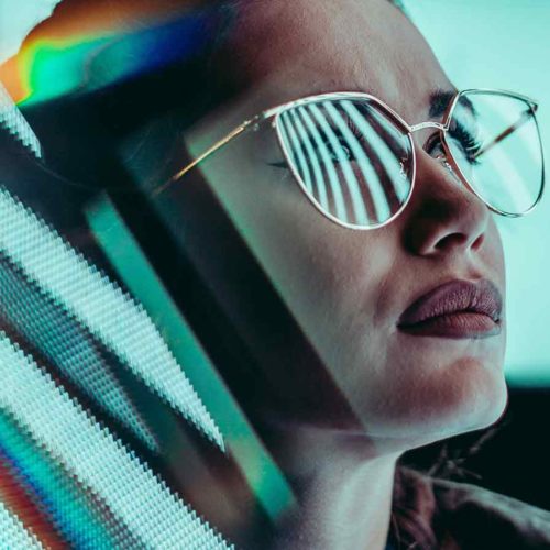 Frau mit Sonnenbrille und Reflexionen im Vordergrund