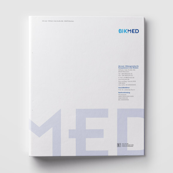 Bedruckter Ordner von Bikmed, gestaltet von der AKSIS Werbeagentur