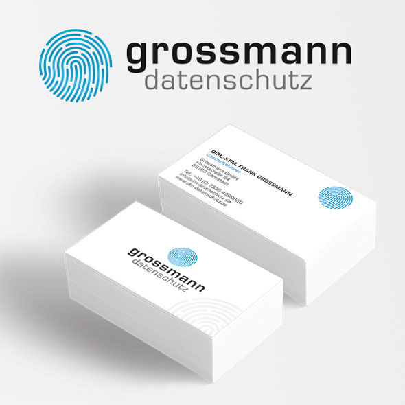 Die neuen Visitenkarten von Grossmann Datenschutz zusammen mit dem Logo: Ein stilisierter Fingerabdruck