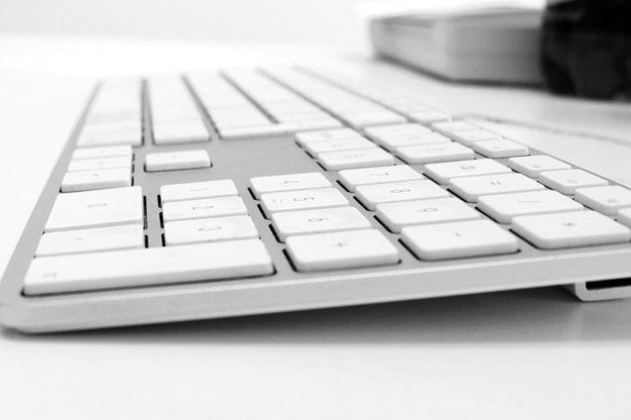 Seitliche Ansicht einer Tastatur. Verstärkung gesucht! Bewirb dihc als Grafikdesigner, Gestalter, Texter oder Programmierer