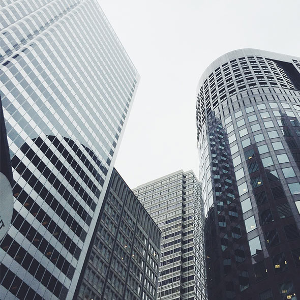 Wolkenkratzer vor grauem himmel